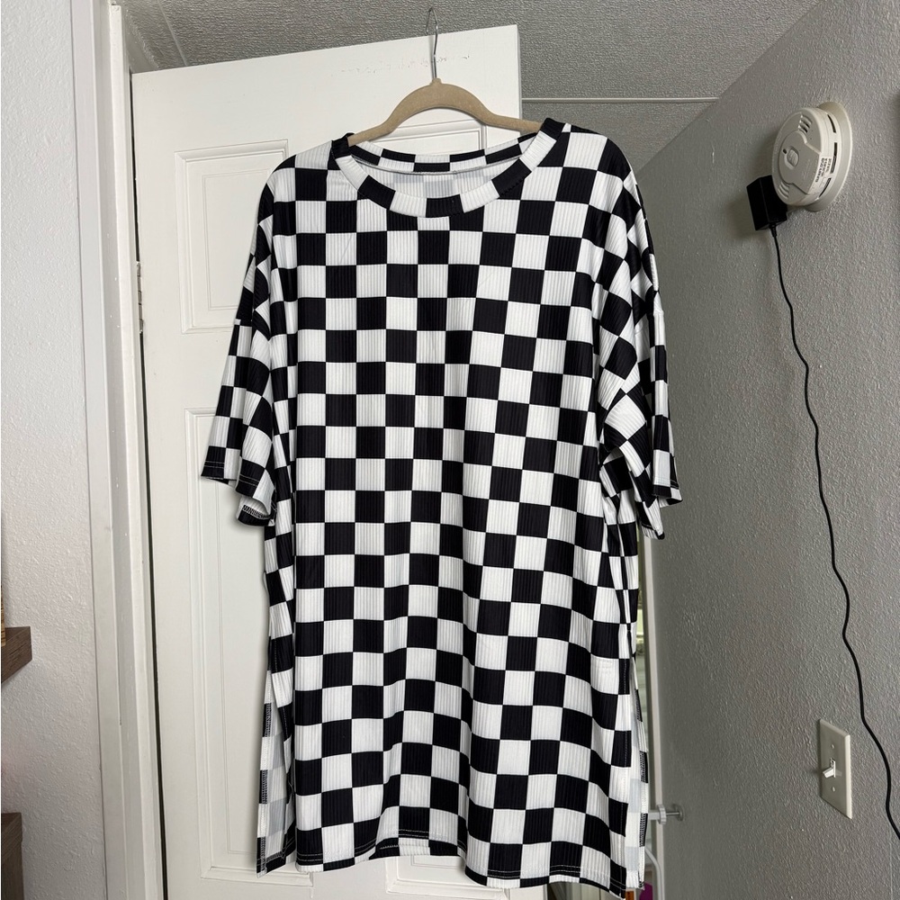 XL checkered split hem top